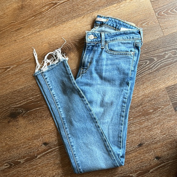 Levi’s 711 Skinny Jean with Distressing, light wash - Picture 1 of 6